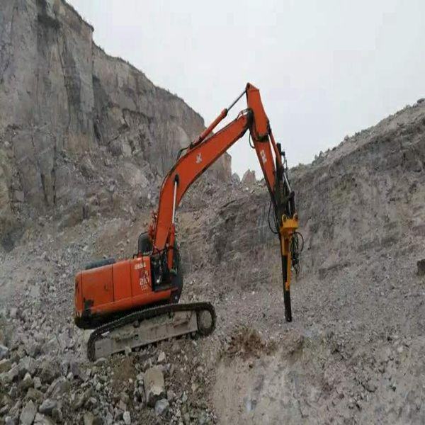 阳江工地上破石头开岩石的机器