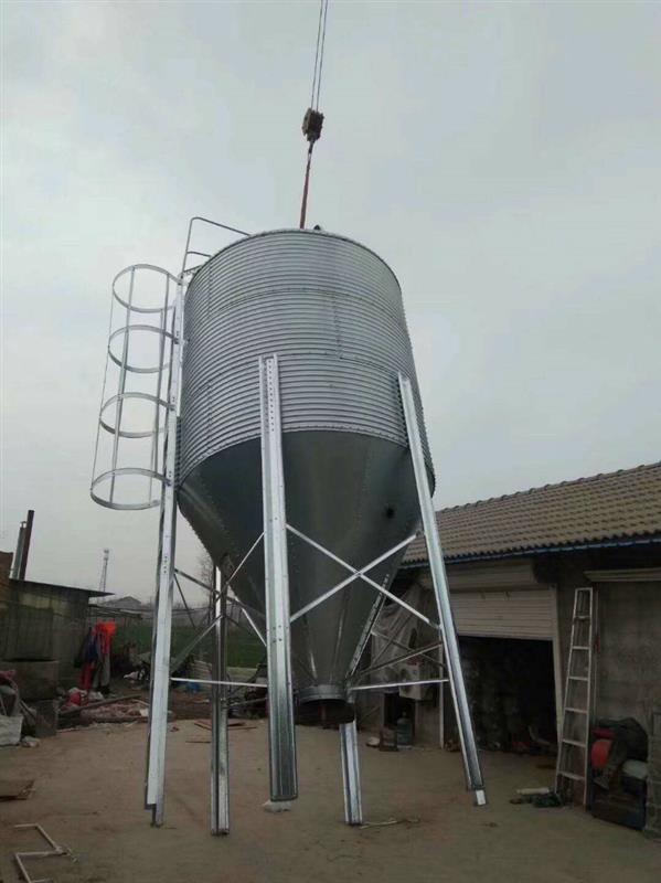 猪饲料塔安装产品特性:饲料储存塔,料塔,是一种适用于规模化大,中型
