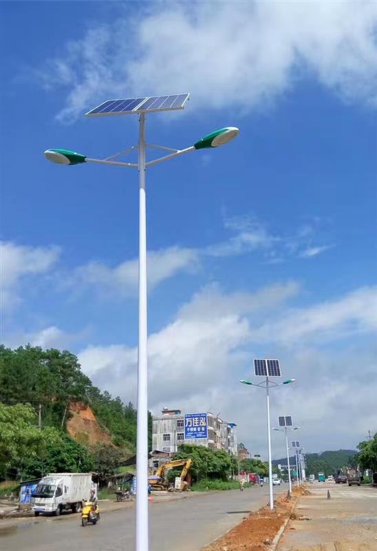 太阳能板路灯,在锂电池太阳能路灯中,因为蓄电池不像光源,大晶片led的