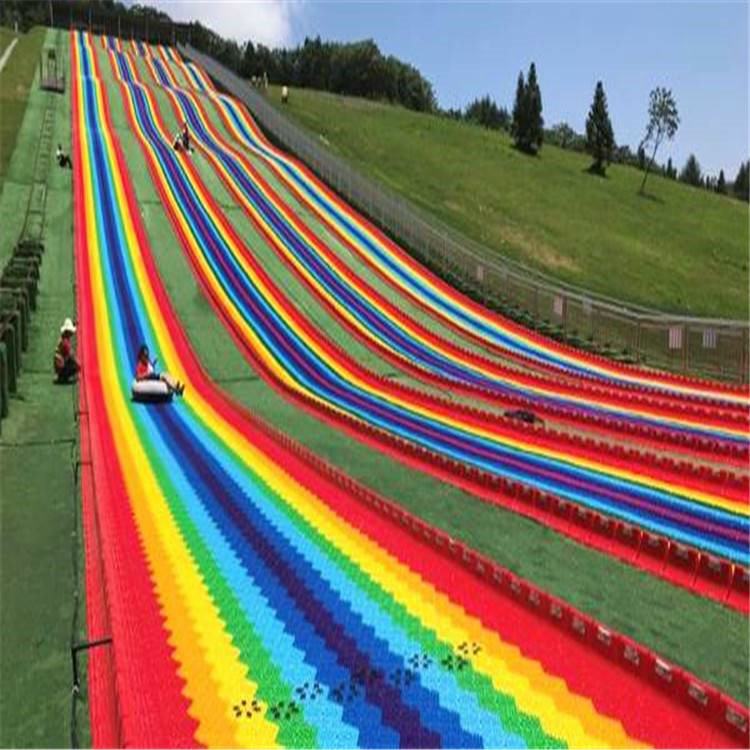 多人滑道    彩虹滑道项目原则是可以适应各种地形,山坡,草地,平地均