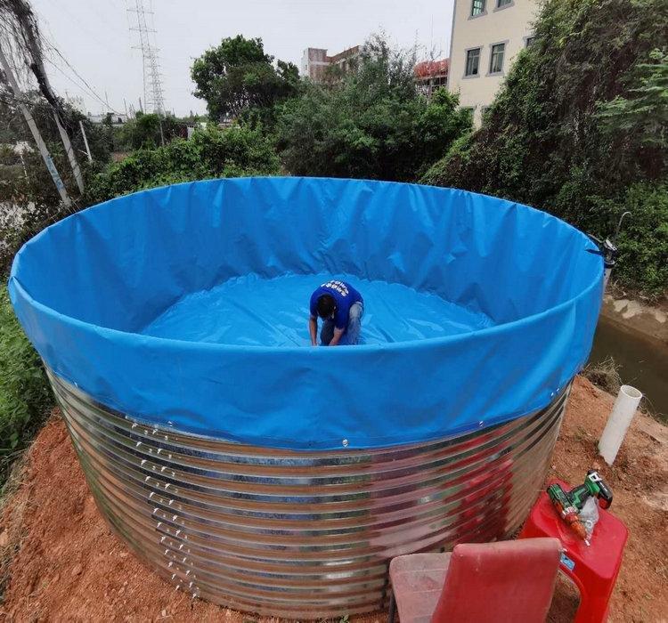 4,鋪開帆布池,拉順,然後在中間魚馬桶處剪個口,用玻璃膠粘住帆布和魚